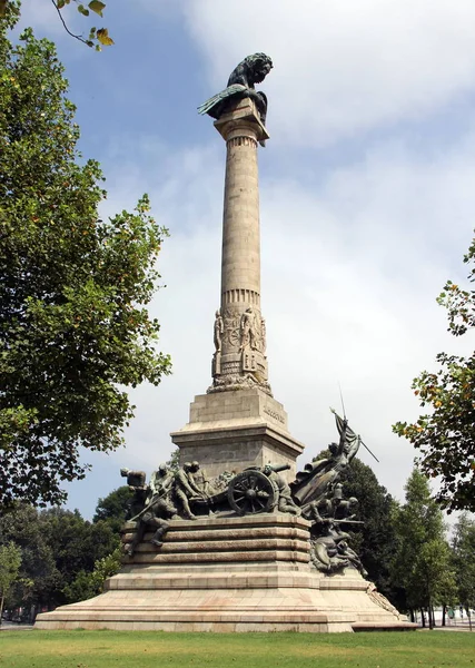 Porto Yarımada Savaşı Kahramanları Anıtı, Kartal hakim Aslan heykeli ile sütun, Portekiz