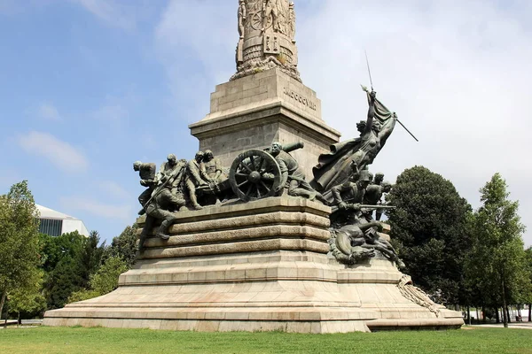 Porto Yarımada Savaşı Kahramanları Anıtı, Kartal hakim Aslan heykeli ile sütun, Portekiz