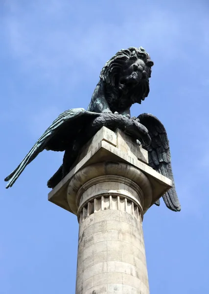 Porto 'daki Yarımada Savaşı Kahramanlarının Anıtı, Portekiz' deki Kartal 'a hükmeden Aslan' ın sembolik heykelinin bulunduğu sütun.