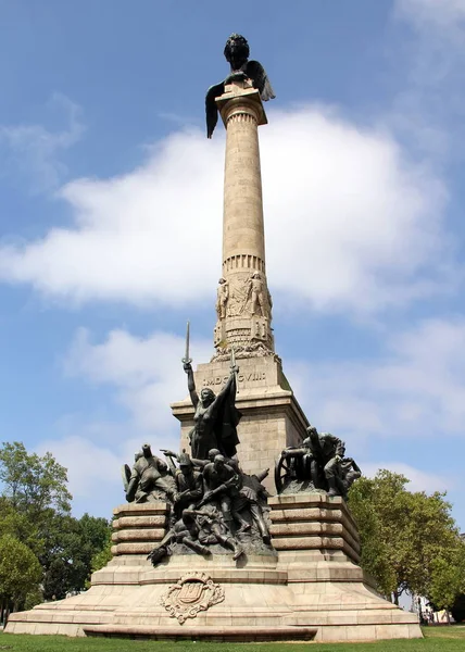 Porto 'daki Yarımada Savaşı Kahramanlarının Anıtı, Portekiz' deki Kartal 'a hükmeden Aslan' ın sembolik heykelinin bulunduğu sütun.