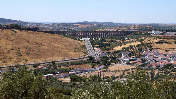 Elvas belediyesini kapsayan ve tahkim edilmiş Alentejo, Portekiz 'e su getiren 16. yüzyıl Amoreira Aqueduct' unun manzarası - 5 Ağustos 2016