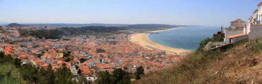 Nasıra'nın panoramik havadan görünümü, geniş plajı ve deniz koyu ile Portekiz'in kasabası