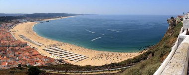 Nasıra'nın panoramik havadan görünümü, geniş plajı ve deniz koyu ile Portekiz'in kasabası