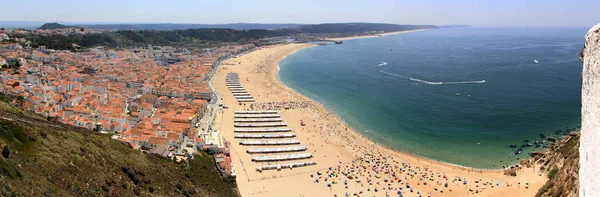 Nasıra'nın panoramik havadan görünümü, geniş plajı ve deniz koyu ile Portekiz'in kasabası