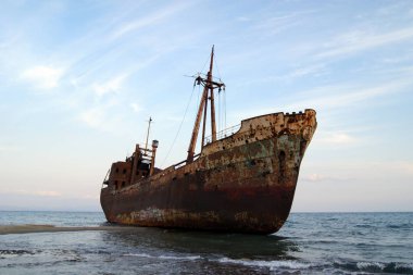 Yunanistan'ın güney kıyılarında alacakaranlıkta gemi enkazı, Mora yarımadası 