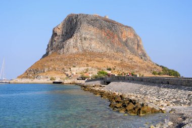 Monemvasia, o adada dağ ve antik bir kasaba olan ada, geçitle, Moreloponnese, Yunanistan - 5 Ekim 2010