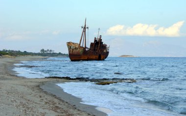 Yunanistan'ın güney kıyılarında alacakaranlıkta gemi enkazı, Mora yarımadası 