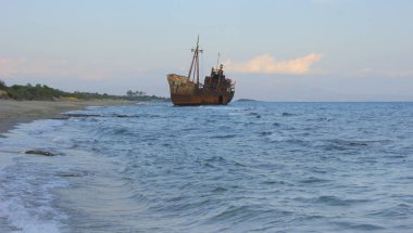 Yunanistan'ın güney kıyılarında alacakaranlıkta gemi enkazı, Mora yarımadası 