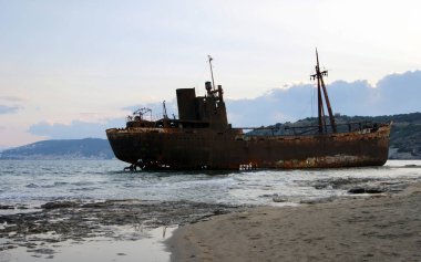 Yunanistan'ın güney kıyılarında alacakaranlıkta gemi enkazı, Mora yarımadası 