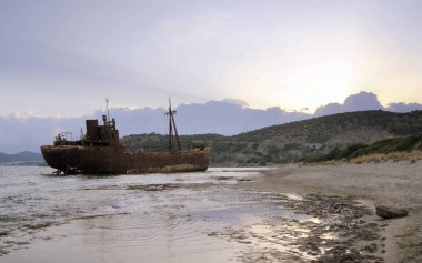 Yunanistan'ın güney kıyılarında alacakaranlıkta gemi enkazı, Mora yarımadası 