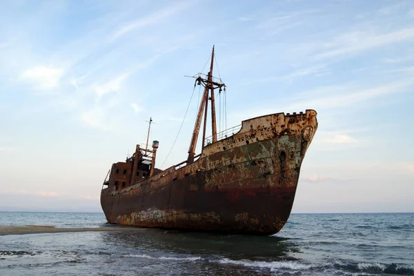 Yunanistan'ın güney kıyılarında alacakaranlıkta gemi enkazı, Mora yarımadası 