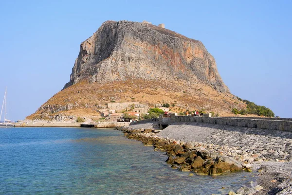 島の山と古代の町を持つ島Monemvasiaは 原因ウェイで本土に接続されています ペロポネソス ギリシャ 2010年10月5日 — ストック写真