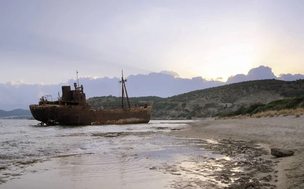 Yunanistan'ın güney kıyılarında alacakaranlıkta gemi enkazı, Mora yarımadası 