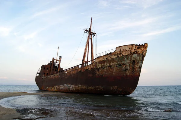Yunanistan'ın güney kıyılarında alacakaranlıkta gemi enkazı, Mora yarımadası 