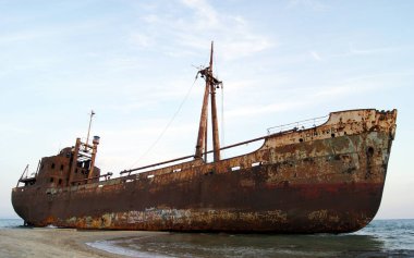 Yunanistan'ın güney kıyılarında alacakaranlıkta gemi enkazı, Mora yarımadası 