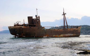 Yunanistan'ın güney kıyılarında alacakaranlıkta gemi enkazı, Mora yarımadası 