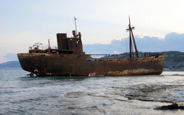 Yunanistan'ın güney kıyılarında alacakaranlıkta gemi enkazı, Mora yarımadası 