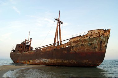 Yunanistan'ın güney kıyılarında alacakaranlıkta gemi enkazı, Mora yarımadası 