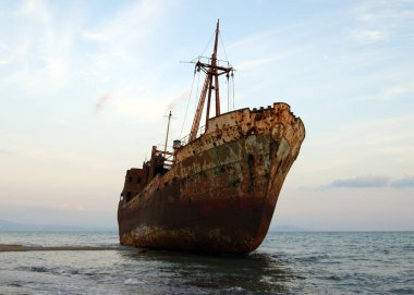 Yunanistan'ın güney kıyılarında alacakaranlıkta gemi enkazı, Mora yarımadası 