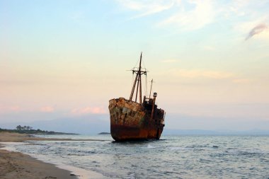 Yunanistan'ın güney kıyılarında alacakaranlıkta gemi enkazı, Mora yarımadası 