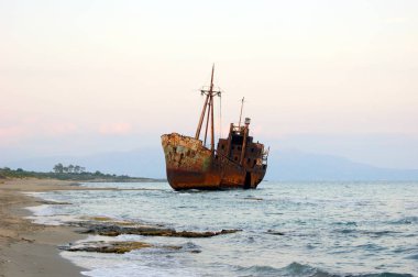 Yunanistan'ın güney kıyılarında alacakaranlıkta gemi enkazı, Mora yarımadası 