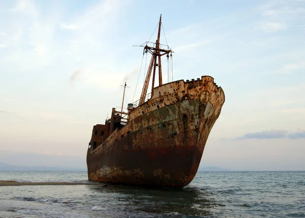 Yunanistan'ın güney kıyılarında alacakaranlıkta gemi enkazı, Mora yarımadası 
