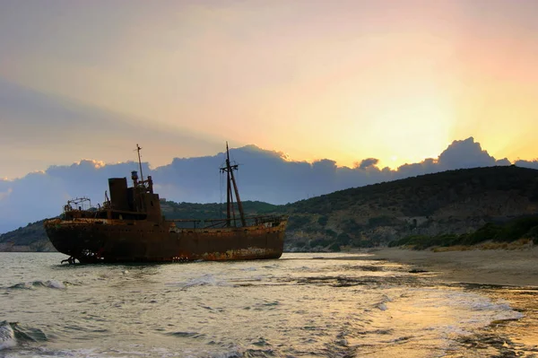 Yunanistan'ın güney kıyılarında alacakaranlıkta gemi enkazı, Mora yarımadası 