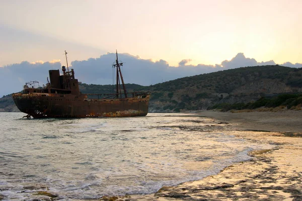 Yunanistan'ın güney kıyılarında alacakaranlıkta gemi enkazı, Mora yarımadası 