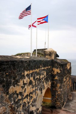 San Juan, Porto Riko'daki kale duvarında üç bayrak