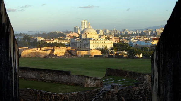 夕暮れ時の要塞からプエルトリコの首都に向かって眺め サンファン プエルトリコ — ストック写真