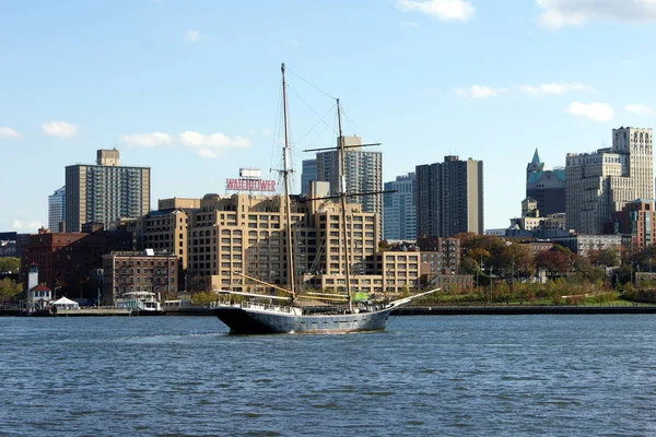 Brooklyn Skyline Tall Ship East River Forefront — Stock Photo, Image