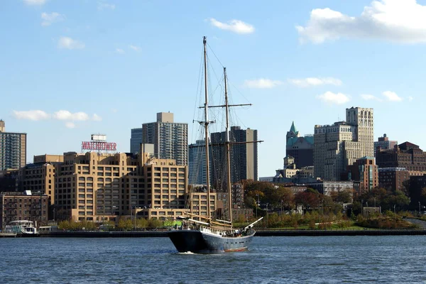 Brooklyn Skyline Tall Ship East River Forefront — Stock Photo, Image