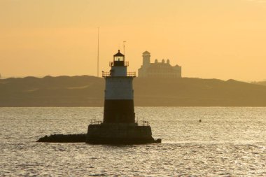 Gün batımında New York Limanı'nda Robbins Reef Deniz Feneri