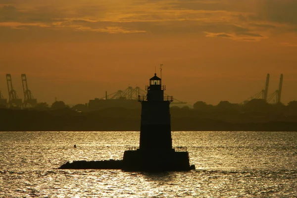 罗宾斯礁灯塔在纽约港日落 — 图库照片