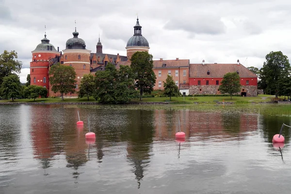 Königliche Burg Gripsholm Mit See Bäumen Und Grün Vordergrund Mariefred — Stockfoto