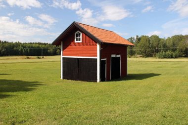 Küçük kırmızı-siyah kabin ile kırsal peyzaj