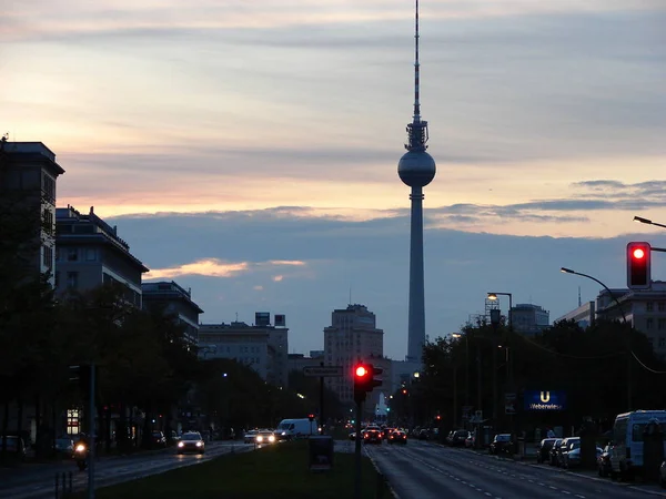 Silueta Torre Berlín Atardecer Contra Las Nubes Sol Vista Desde — Foto de Stock