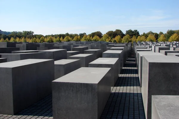 ベルリンのホロコースト記念碑 ドイツ ベルリンのヴォイドで埋め尽くされた石の迷路 2007年9月21日 — ストック写真
