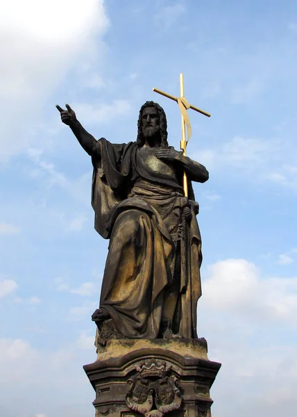 Standbeeld Van Sint Jan Doper Karelsbrug Praag Met Praagse Burcht — Stockfoto