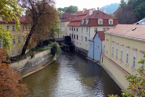Ecke Des Alten Prags Herbstlichen Laub Mit Einem Wassermühlenrad Kleinen — Stockfoto