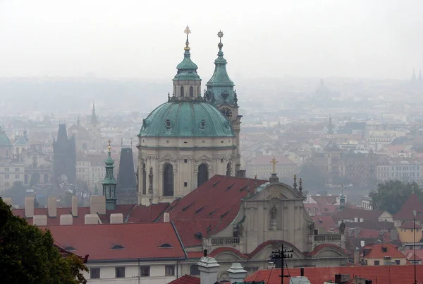 Cúpula Iglesia San Nicolás Día Niebla Praga —  Fotos de Stock