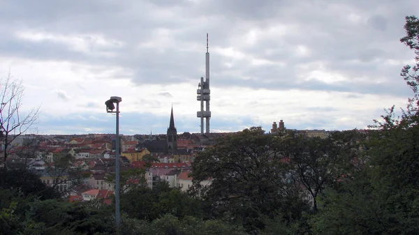 Vista Torre Televisión Praga Sobre Los Tejados Ciudad Día Nublado —  Fotos de Stock
