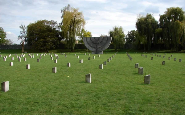 テレジエンシュタットの埋葬地と記念碑 — ストック写真