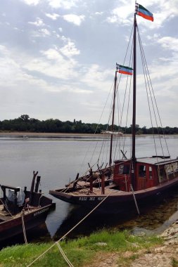 Loire nehri kıyısında demirlemiş Rustik ahşap tekneler, La Chapelle-sur-Loire, Fransa