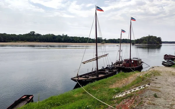 Rustika Träbåtar Förtöjda Vid Stranden Loirefloden Chapelle Sur Loire Frankrike — Stockfoto
