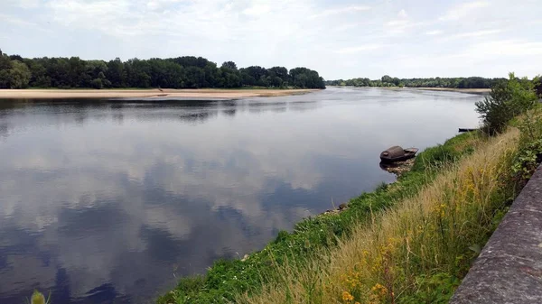Řeka Loire Oblačné Den Venkovské Oblasti Francie — Stock fotografie