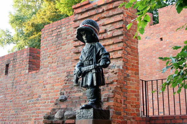 Küçük İsyancı (Maly Powstaniec), 1944 Varşova Ayaklanması sırasında savaşan ve ölen çocuk askerlerin anısına dikilen heykel, Varşova, Polonya