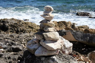 sahilde yığılmış taş piramit