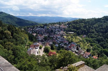 Güney-batı Almanya'da Kara Orman bölgesinde Köy (Schwarzwald), yukarıdaki kale için görünümü.