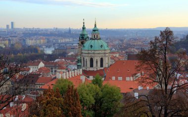 Ön planda St Nicolas Kilisesi Kubbesi ile Prag Panoramik görünümü